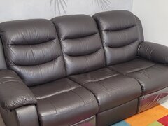 Vand canapea piele cu reclinere Borgia in stare foarte buna