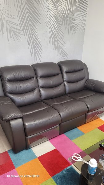 Vand canapea piele cu reclinere Borgia in stare foarte buna.