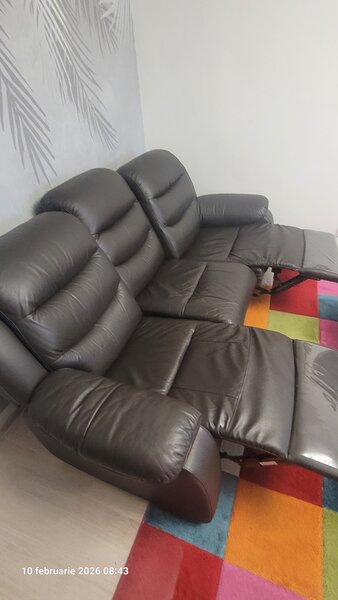 Vand canapea piele cu reclinere Borgia in stare foarte buna.