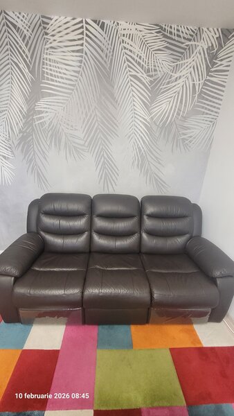 Vand canapea piele cu reclinere Borgia in stare foarte buna.